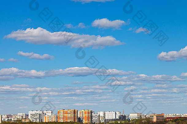 白色云蓝色的天空城市区春天