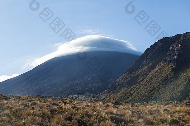 从Mangatepopo小屋看新西兰Ngauruhoe山上的特殊云景。
