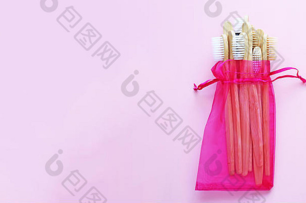 竹子牙刷深红色的袋可重用的时尚的粉红色的背景环保产品生态浪费健康概念平躺