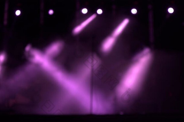 散焦紫色的灯阶段给大气现代流行岩石音乐音乐会