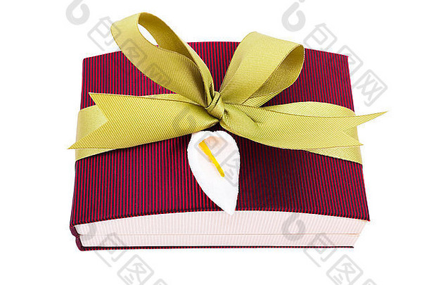 奢侈品礼物盒子黑暗红色的阴影绿色缎丝带弓孤立的白色背景