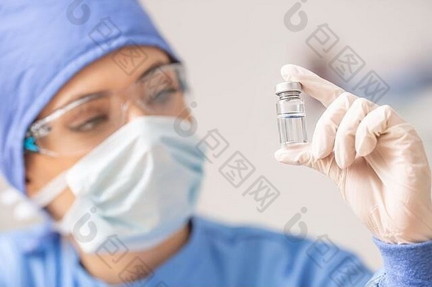 女实验室技术员，带着病毒疫苗安瓿。