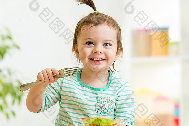 小女孩吃健康的蔬菜和食物