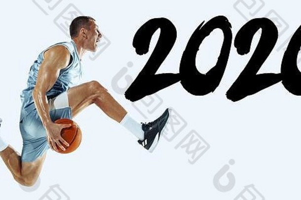 2020年会议。年轻的白人篮球运动员在运动中，在蓝色背景上孤立地跳跃。运动、运动、活力和健康生活方式的概念。训练广告传单。
