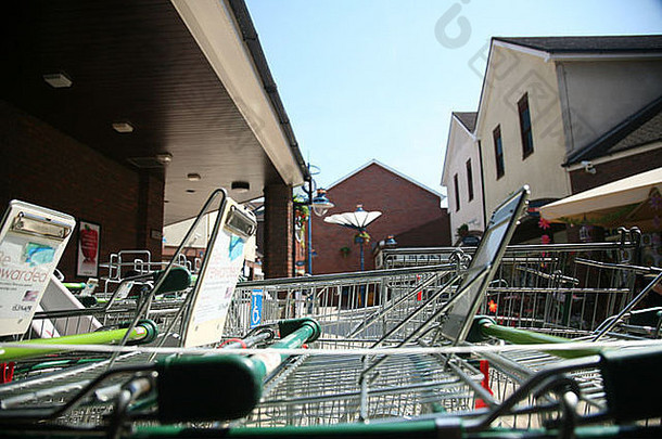 购物中心的购物手推车，背景是蓝天和商店。在赫特福德郡的赫特福德。
