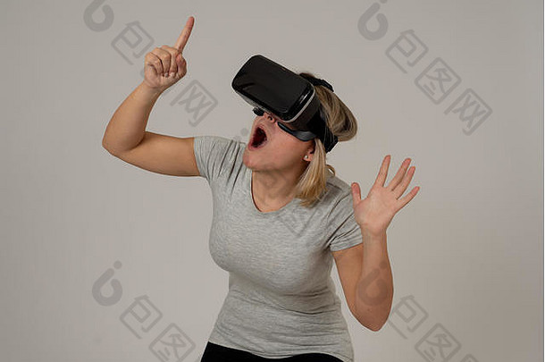 惊奇的女人获得了使用虚拟现实耳机眼镜的经验，对模拟感到兴奋，探索虚拟现实，与人互动
