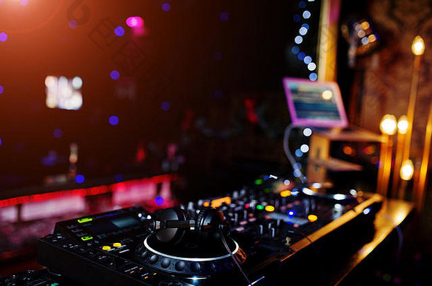 DJ甲板闸门上的DJ旋转混音和刮道控制。Dj音乐俱乐部生活理念。