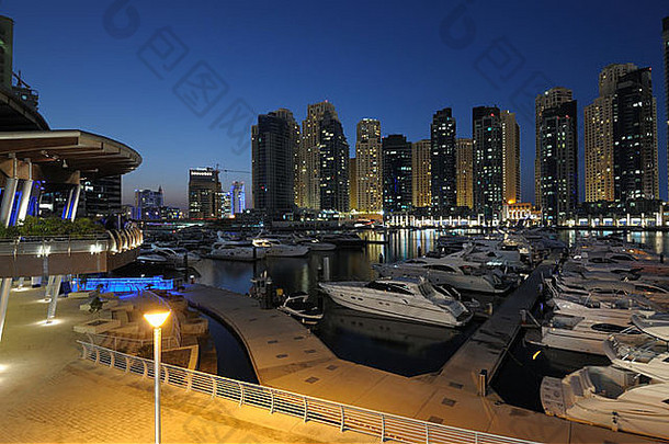 晚上去迪拜码头。阿拉伯联合酋长国迪拜
