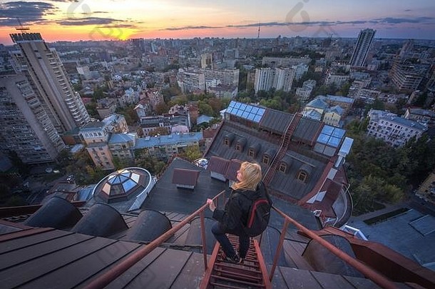 女人站屋顶现代建筑基辅乌克兰极端的女孩攀爬屋顶基辅城市日落时间屋顶绢