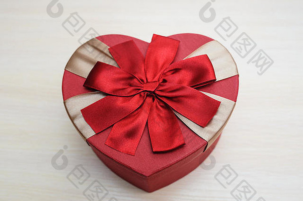 情人节带蝴蝶结的心形红色盒子