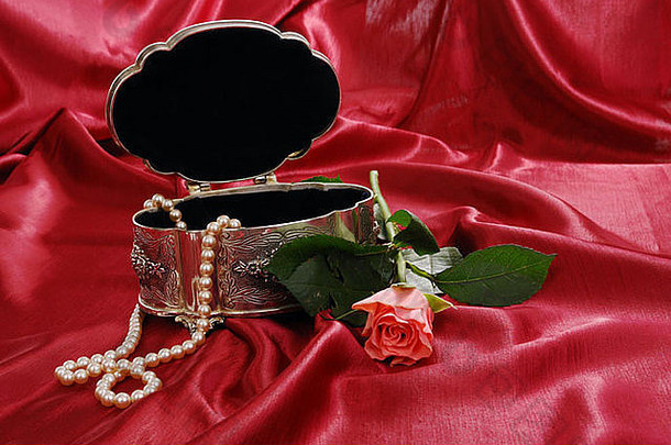 银珠宝盒字符串<strong>珍珠</strong>粉红色的玫瑰红色的轧光织物