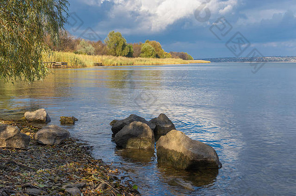 秋天，德尼普罗河上有岩石河岸的秋天景观