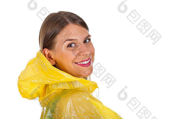 这张照片是一位穿着黄色雨衣的迷人的白人妇女，在孤立的背景下摆姿势