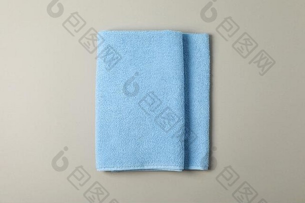 新鲜的蓝色的毛巾灰色背景前视图