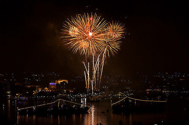塞瓦斯托波尔，克里米亚——2015年5月9日：为庆祝塞瓦斯托波尔胜利日70周年而致敬