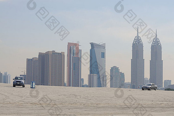 阿拉伯联合酋长国海滩上的迪拜天际线
