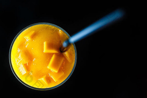 在泰国首都曼谷品尝健康的芒果饮料。这种芒果奶昔可能是我在泰国最喜欢的饮料。新鲜，寒冷，神父