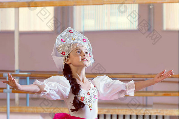 艺术年轻的芭蕾舞女演员摆姿势俄罗斯服装