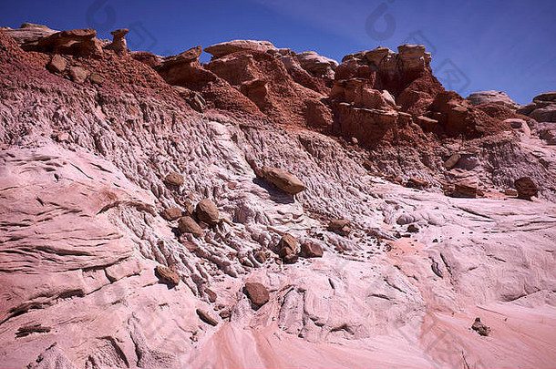 沉积存款侵蚀揭示色彩鲜艳的岩石土壤层白色岩石犹他州美国