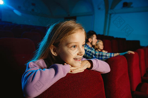 家庭看电影电影剧院房子电影富有表现力的惊讶情感有趣的关系爱家庭童年周末时间关闭女孩