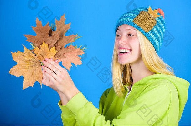 秋<strong>季护肤</strong>常规。享受秋天。秋<strong>季护肤</strong>贴士。光明时刻。<strong>护肤</strong>美容小贴士。秋<strong>季</strong>是积极休闲和休息的<strong>季</strong>节。女人戴着编织的帽子抱着落叶。
