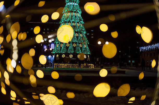 大圣诞节树明亮的花环明星发光灯街冬天装饰城市高美尔白俄罗斯去把握