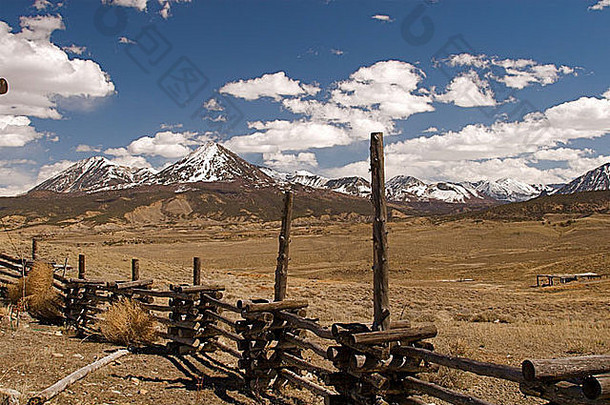 平原科罗拉多州牧场栅栏门
