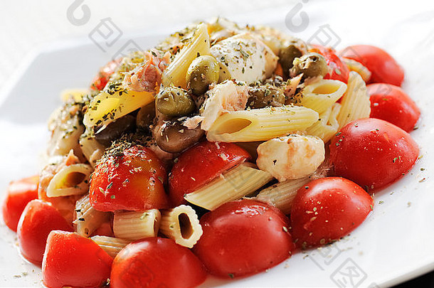番茄、马苏里拉和橄榄<strong>意大利面</strong>沙拉