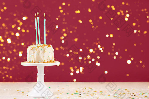 生日蛋糕蜡烛散景灯生日聚会，派对庆祝活动概念水平大胆的红色的背景