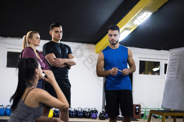 培训集团年轻的运动员指令教练锻炼交叉<strong>健身健身</strong>房