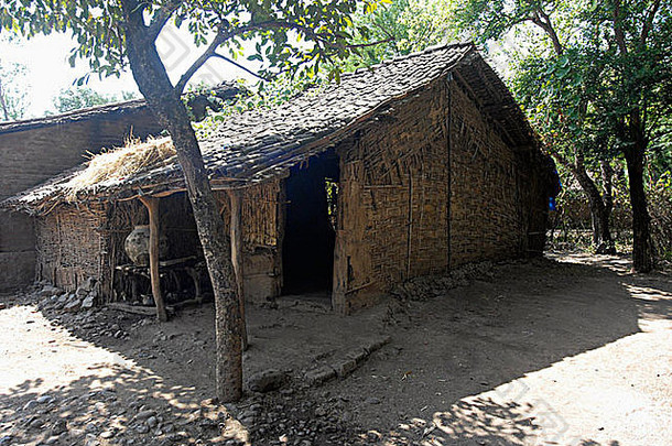 典型的帕瓦拉部落房屋，有牛棚。