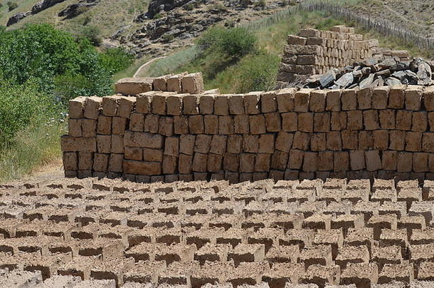 Adobe砖传统的体系结构山村庄nuratau脊中央乌兹别克斯坦