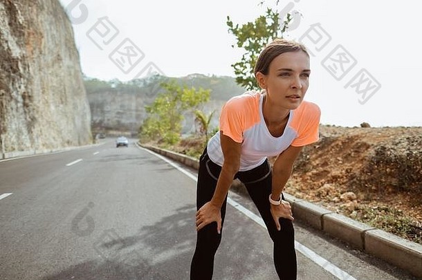 健身体育运动女孩休息密集的运行年轻的有吸引力的跑步者采取打破慢跑在户外