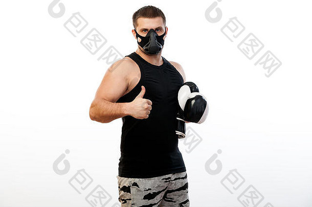 戴着训练面具、运动衫和<strong>拳击</strong>手套的年轻男子<strong>拳击</strong>手在白色隔离<strong>背景</strong>上摆姿势
