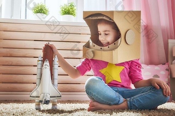 孩子女孩宇航员服装玩具火箭玩做梦航天员肖像有趣的孩子窗户