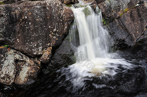 岩石上的小瀑布，瑞典Hystroemen