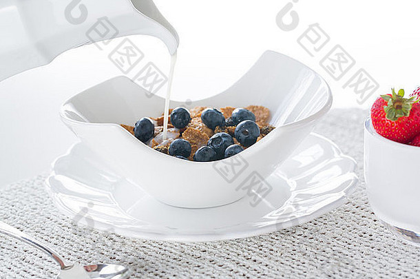 早餐蓝莓麸皮<strong>片</strong>草莓现代陶器碗牛奶壶