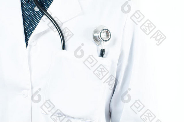 医生白色实验服口袋里听诊器的特写。