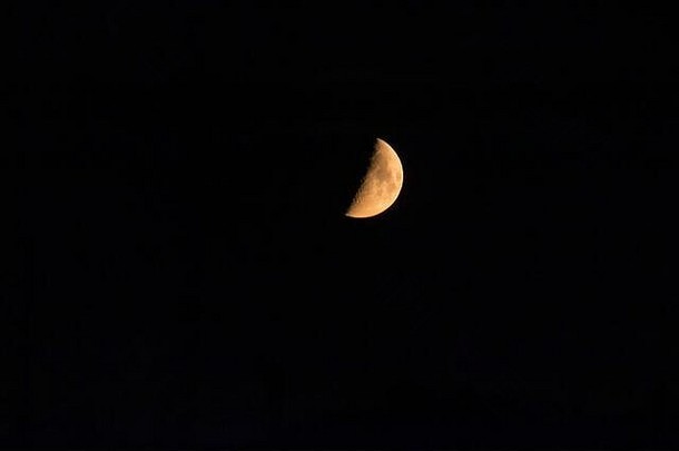 晚上拍摄一半巨大的红色的月亮