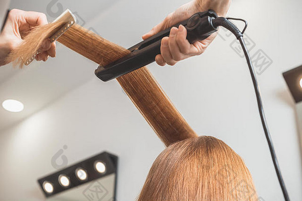 头发矫直美沙龙理发师使发型客户端头发铁