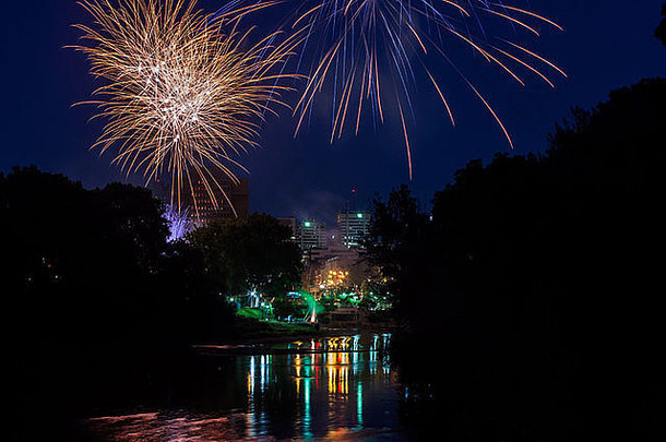 2014年7月1日，在加拿大安大略省伦敦的泰晤士河支流上燃放烟花庆祝加拿大<strong>国庆</strong>日。