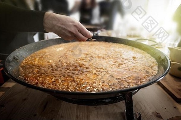 西班牙海鲜饭锅传统的西班牙语食物准备大米肉海鲜