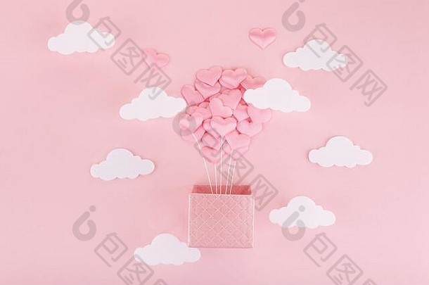 情人节情人心气球。粉色背景上有白云的热空气阳台贺卡。