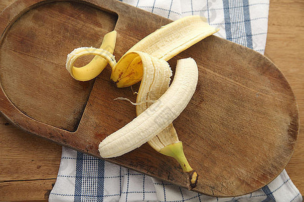 香蕉皮放在旧砧板上