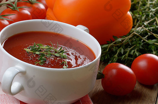 的白碗蕃茄汤。健康饮食观念。