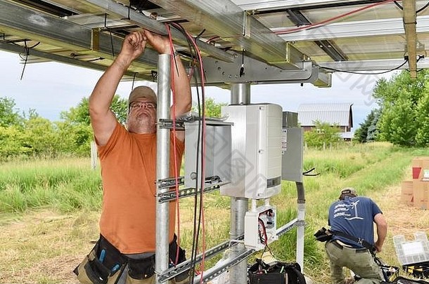 美国威斯康星州，持证电工在现场太阳能（光伏）系统，利用阳光发电