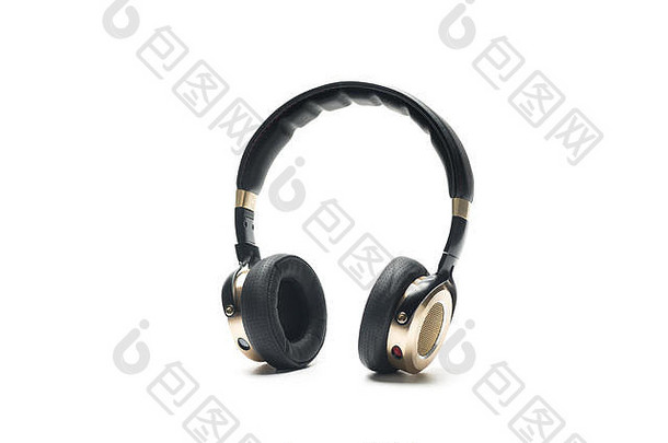黑色耳机与白色背景隔离，采用金色和lether材质。