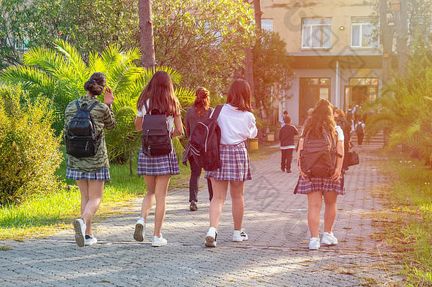 一群孩子一起上学，一起回到学校。