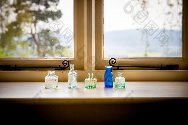 精致乡村生活-窗台上有五个时尚的小玻璃瓶