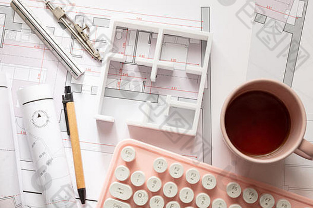 女架构师工程师办公室桌子上蓝图计划建筑项目建筑设计粉红色的电脑键盘
